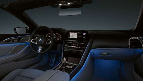 Lumina ambientală a BMW M850i xDrive în Gri Dravit metalizat. Lumina ambientală a BMW M850i xDrive în Gri Dravit metalizat.