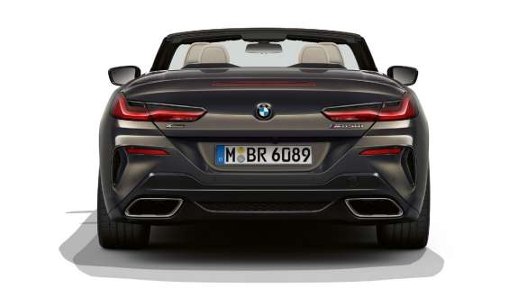 Perspectivă spate cu sistemul de evacuare Sport al BMW M850i xDrive în Gri Dravit metalizat. Perspectivă spate cu sistemul de evacuare Sport al BMW M850i xDrive în Gri Dravit metalizat.