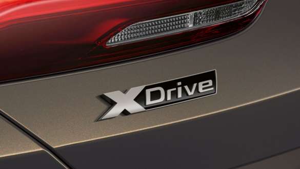 Emblema „xDrive” a BMW M850i xDrive în Gri Dravit metalizat. Emblema „xDrive” a BMW M850i xDrive în Gri Dravit metalizat.