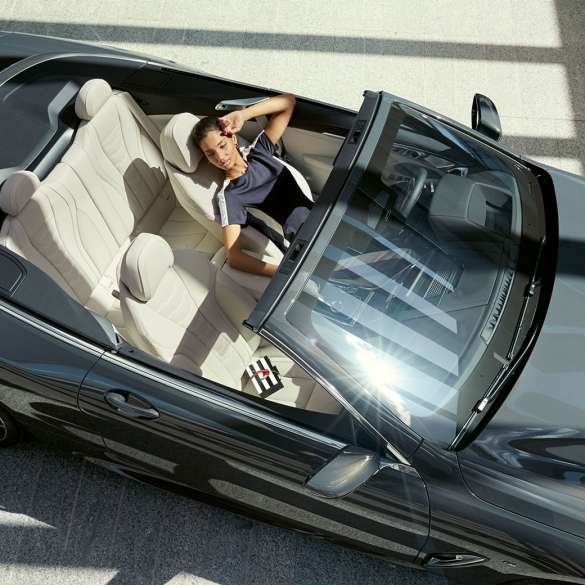 Perspectivă de sus asupra interiorului BMW M850i xDrive cu o femeie la volan şi scaune multifuncţionale din piele Merino în Alb Ivory. Perspectivă de sus asupra interiorului BMW M850i xDrive cu o femeie la volan şi scaune multifuncţionale din piele Merino în Alb Ivory.