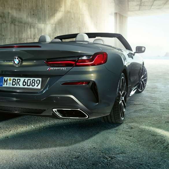 Imagine cu trei sferturi din partea dreaptă-spate a BMW M850i xDrive în Gri Dravit metalizat. Imagine cu trei sferturi din partea dreaptă-spate a BMW M850i xDrive în Gri Dravit metalizat.