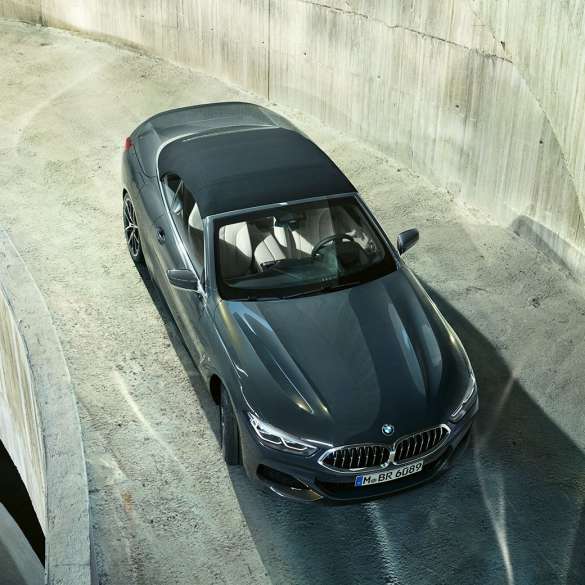 Perspectivă de sus asupra BMW M850i xDrive în Gri Dravit metalizat cu soft-top negru. Perspectivă de sus asupra BMW M850i xDrive în Gri Dravit metalizat cu soft-top negru.