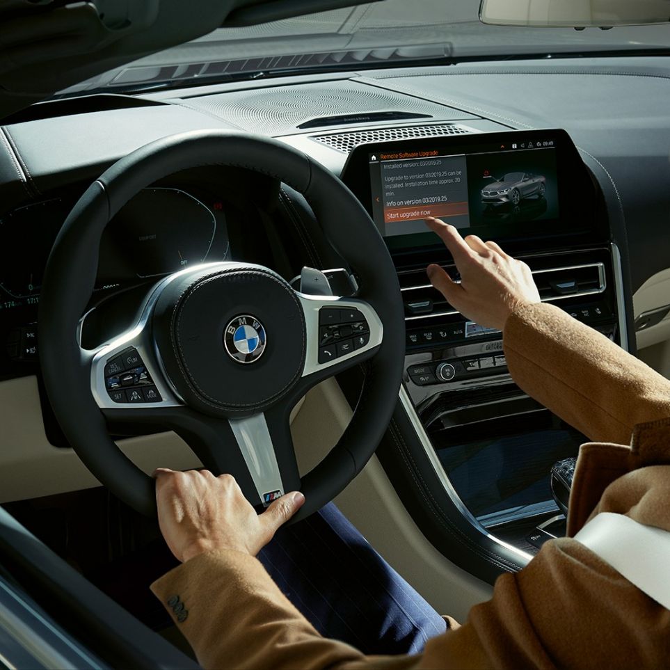 Imagine cu conducătorul auto al BMW M850i xDrive operând Habitaclul BMW Live Professional prin intermediul controlului tactil. Imagine cu conducătorul auto al BMW M850i xDrive operând Habitaclul BMW Live Professional prin intermediul controlului tactil.