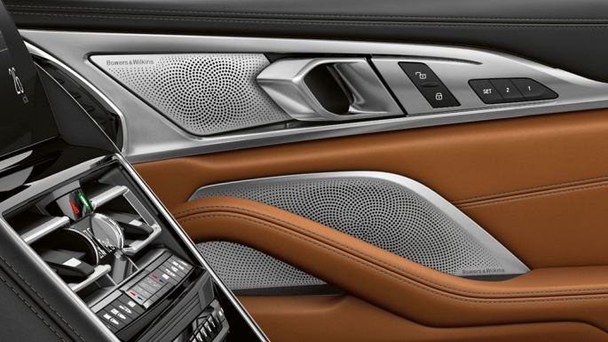 Imagine din interiorul BMW M850i xDrive cu sistemul de sunet surround Bowers & Wilkins Diamond. Imagine din interiorul BMW M850i xDrive cu sistemul de sunet surround Bowers & Wilkins Diamond.