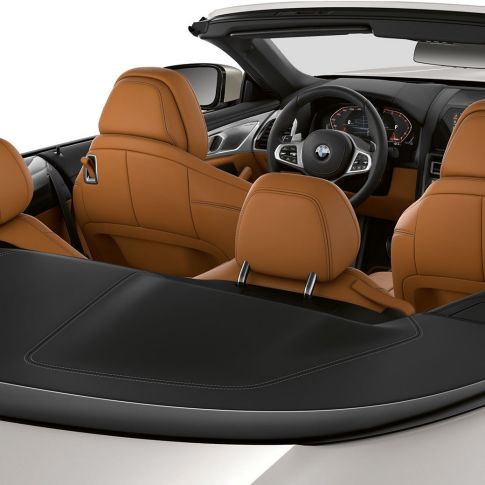 Imagine cu interiorul BMW M850i xDrive cu soft-top-ul deschis. Imagine cu interiorul BMW M850i xDrive cu soft-top-ul deschis.