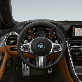 Imagine cu volanul M îmbrăcat în piele cu butoane multifuncţionale şi padele de schimbare a vitezelor din BMW M850i xDrive. Imagine cu volanul M îmbrăcat în piele cu butoane multifuncţionale şi padele de schimbare a vitezelor din BMW M850i xDrive.