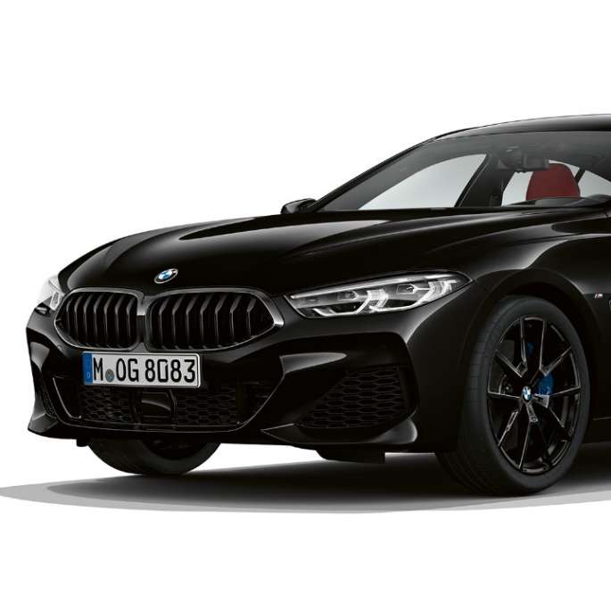 Imagine cu trei sferturi din partea frontală a BMW Seria 8 Gran Coupé cu pachet M Sport Imagine cu trei sferturi din partea frontală a BMW Seria 8 Gran Coupé cu pachet M Sport