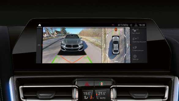 Asistent „Plus” la parcare Imagine cu Asistentul „Plus” la parcare al BMW Seria 8 Gran Coupé