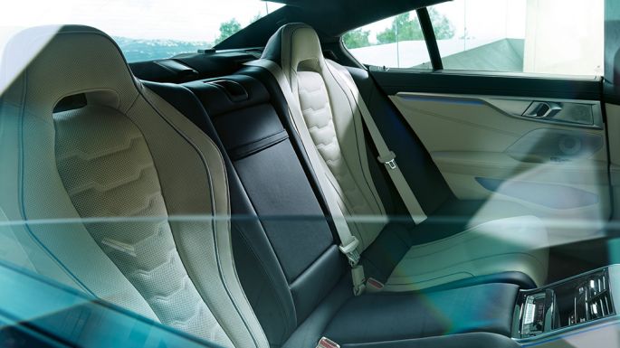 Designul interior al părţii spate Imagine cu designul interior al părţii spate a BMW Seria 8 Gran Coupé