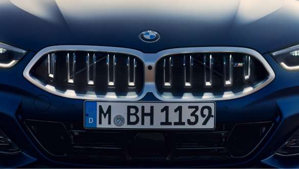 BMW Seria 8 Gran Coupé, BMW Individual Albastru Frozen Tanzanite, grilă frontală BMW Iconic Glow