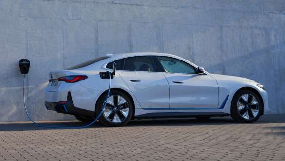 Un BMW i4 eDrive40 G26 2021 care se încarcă la domiciliu Un BMW i4 eDrive40 G26 2021 care se încarcă la domiciliu