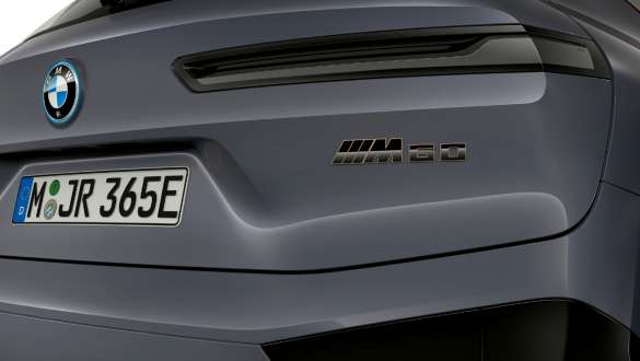 Emblema M a BMW iX M60 i20 2022, SUV electric, BMW Individual Storm Bay BMW iX M60 i20 2022, SUV electric, BMW Individual Storm Bay, emblema M spate