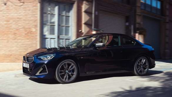 Imagine cu trei sferturi din partea laterală cu Transmisia Steptronic Sport a BMW M240i xDrive Coupé G42 2021 Imagine cu trei sferturi din partea laterală cu Transmisia Steptronic Sport a BMW M240i xDrive Coupé G42 2021 în Negru Sapphire
