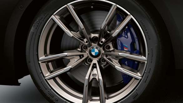 Frânele M Sport în Albastru Dark ale BMW M240i xDrive Coupé G42 2021 Imagine în prim plan cu frânele M Sport în Albastru Dark ale BMW M240i xDrive Coupé G42 2021