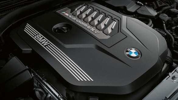 Motorul BMW M TwinPower Turbo pe benzină cu 6 cilindri în linie al BMW M240i xDrive Coupé G42 2021 Imagine în prim plan cu motorul BMW M TwinPower Turbo pe benzină cu 6 cilindri în linie al BMW M240i xDrive Coupé G42 2021