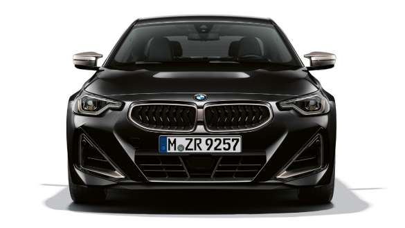 Imagine din partea frontală a designului BMW M240i xDrive Coupé G42 2021 Imagine din partea frontală a designului BMW M240i xDrive Coupé G42 2021 în Negru Sapphire