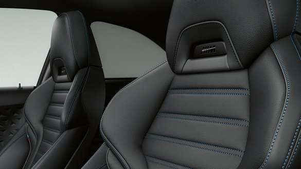Imagine din partea din spate cu designul BMW M240i xDrive Coupé G42 2021 Imagine din partea din spate cu designul BMW M240i xDrive Coupé G42 2021, în Negru Sapphire