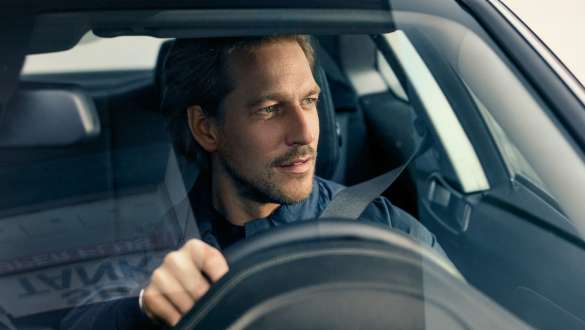 BMW Service Inclusive BMW Service Inclusive, bărbat conducând un model BMW