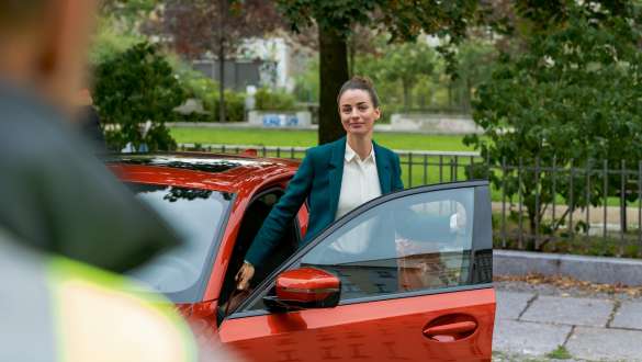 Asistenţă rutieră BMW Asistenţă rutieră BMW femeie în picioare lângă portiera deschisă