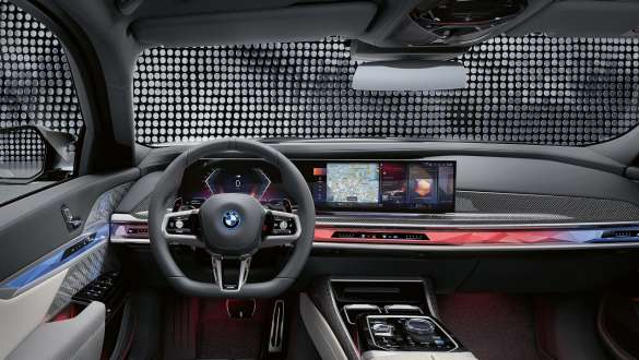 Habitaclu BMW M760e xDrive Sedan Habitaclu cu volan M, afişaj curbat BMW şi Interaction Bar BMW M760e xDrive Sedan