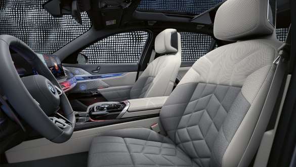 Combinaţia piele Merino/lână-caşmir BMW Individual cu caracteristici exclusiviste BMW M760e xDrive Sedan Interior în combinaţia piele Merino/lână-caşmir BMW Individual cu caracteristici exclusiviste BMW M760e xDrive Sedan