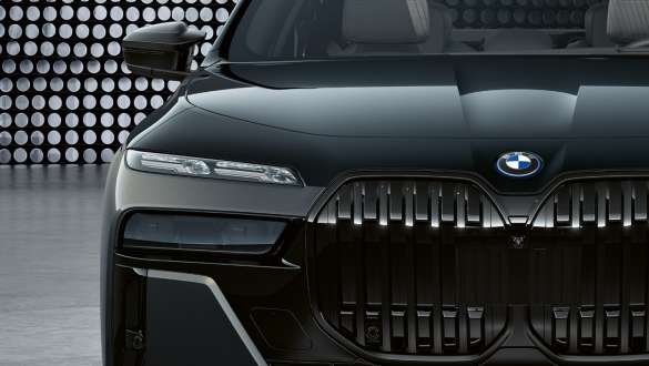 Design frontal uimitor BMW M760e xDrive Sedan Capotă şi grilă radiator BMW M760e xDrive Sedan pachet M Performance cu vopsea Negru Sapphire BMW Individual în două tonuri, BMW Individual Gri Dravit