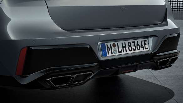 Design spate cu sistem de evacuare BMW M760e xDrive Sedan Sistem de evacuare cu 4 ţevi BMW M760e xDrive Sedan pachet M Performance cu vopsea Negru Sapphire BMW Individual în două tonuri, BMW Individual Gri Dravit