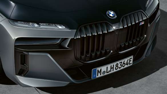 BMW faruri de cristal „Iconic Glow” BMW M760e xDrive sedan Faruri de cristal BMW Iconic Glow BMW M760e xDrive Sedan pachet M Performance cu vopsea Negru Sapphire BMW Individual în două tonuri, BMW Individual Gri Dravit