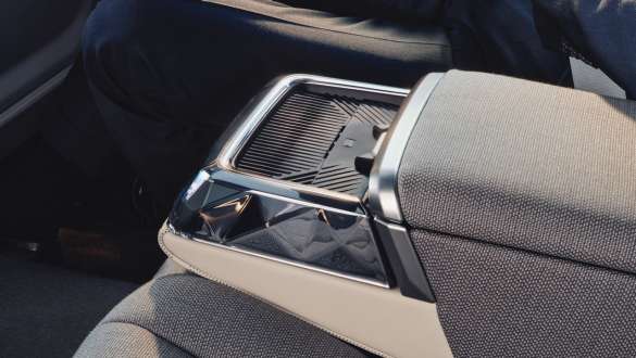 BMW M760e xDrive Sedan Consolă Executive Lounge spate BMW M760e xDrive Sedan cu suprafaţă din sticlă şi combinaţie piele Merino BMW Individual cu lână/caşmir cu conţinut exclusivist Alb Smoke/Gri deschis