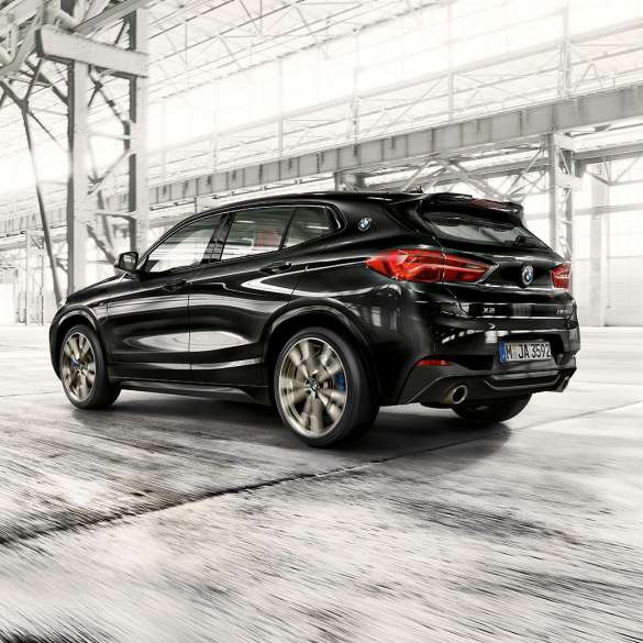 Dinamica de condus a BMW X2 M35i Imagine cu trei sferturi din partea spate a BMW X2 M35i, F39, 2018, în Negru Sapphire metalizat, dinamică de condus