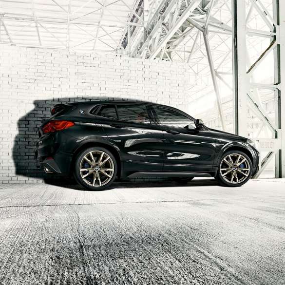 Exteriorul BMW X2 M35i Imagine cu partea laterală a BMW X2 M35i, F39, în Negru Sapphire metalizat