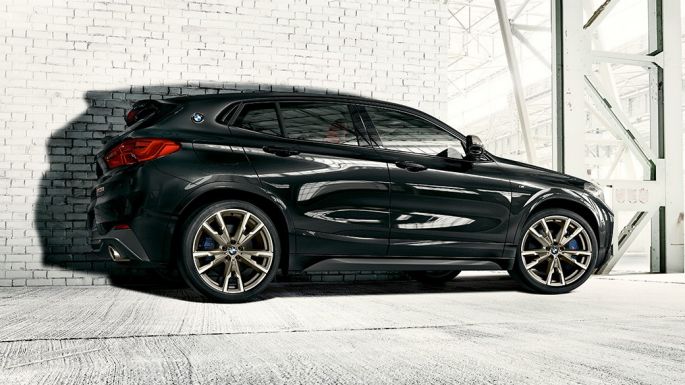 Jantele M din aliaj uşor ale BMW X2 M35i Imagine în prim-plan cu jantele M din aliaj uşor ale BMW X2 M35i, F39, în Negru Sapphire metalizat