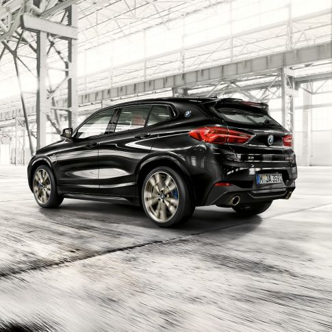 Spoilerul spate M al BMW X2 M35i Imagine în prim-plan cu spoilerul spate M al BMW X2 M35i, F39, în Negru Sapphire metalizat