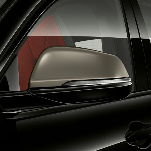 Oglinzile exterioare ale BMW X2 M35i Imagine în prim-plan cu oglinzile exterioare în Gri Cerium ale BMW X2 M35i, F39, în Negru Sapphire metalizat