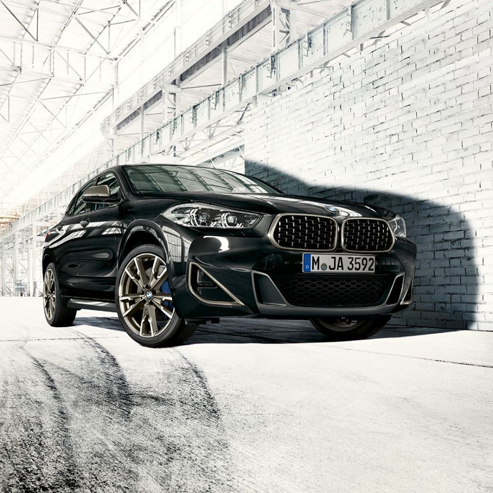 Grila dublă a radiatorului BMW X2 M35i Imagine în prim-plan cu grila dublă a BMW X2 M35i, F39, în Negru Sapphire metalizat