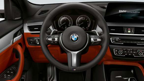 Habitaclul X2 M35i, F39 Imagine în prim-plan cu pilotul automat cu funcţie Stop & Go al BMW X2 M35i, F39, 2018, în habitaclu