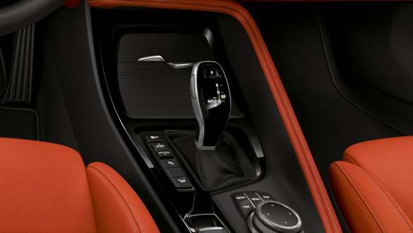 Transmisia sport a BMW X2 M35i Imagine în prim-plan cu transmisia sport a BMW X2 M35i, F39