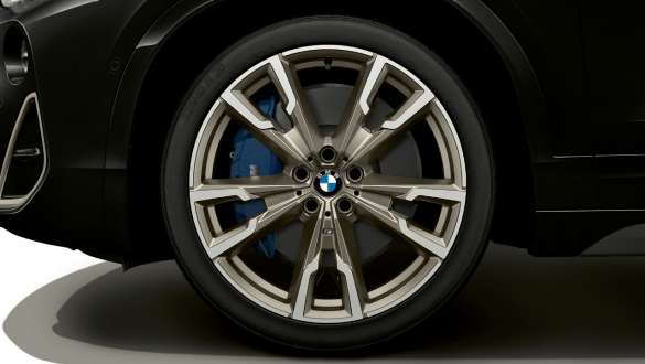 Frânele M Sport ale BMW X2 M35i Imagine în prim-plan cu frânele M Sport ale BMW X2 M35i, F39, în Negru Sapphire metalizat