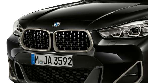 Grila dublă a radiatorului BMW X2 M35i Imagine în prim-plan cu grila dublă BMW în Gri Cerium a BMW X2 M35i, F39, în Negru Sapphire metalizat