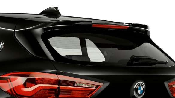 Spoilerul spate M al BMW X2 M35i Imagine în prim-plan cu spoilerul spate M al BMW X2 M35i, F39, în Negru Sapphire metalizat