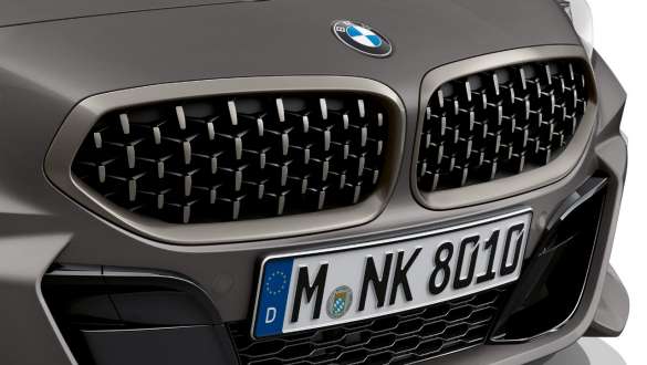 Grila frontală dublă cu design „Mesh” a BMW Z4 M40i Roadster, G29 Imagine în prim-plan cu grila frontală dublă cu design „Mesh” a BMW Z4 M40i Roadster, G29, 2019, în Gri Frozen metalizat de la BMW Individual