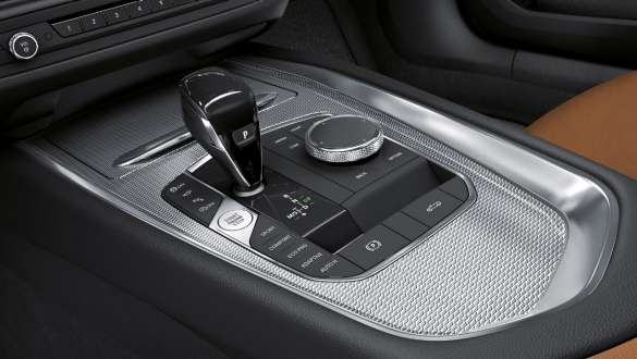 Transmisia Steptronic Sport a BMW Z4 M40i, G29 Imagine în prim-plan cu schimbătorul de viteze al BMW Z4 M40i, G29, 2019, transmisia Steptronic Sport
