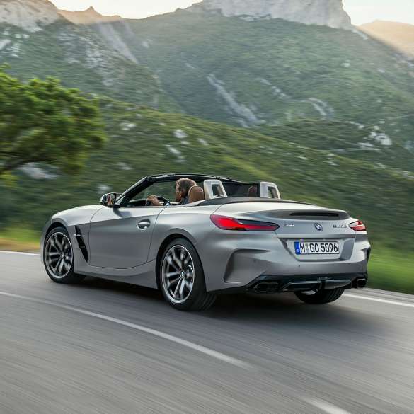 Dinamica de condus a BMW Z4 M40i, G29 Imagine cu trei sferturi din partea spate a BMW Z4 M40i Roadster, G29, 2019, în Gri Frozen metalizat de la BMW Individual