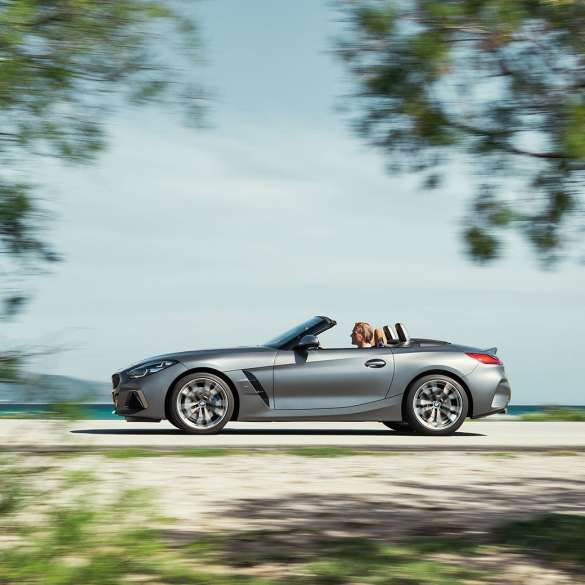Exteriorul BMW Z4 M40i, G29 Imagine din lateral cu BMW Z4 M40i Roadster Cabriolet, G29, 2019, în Gri Frozen metalizat de la BMW Individual