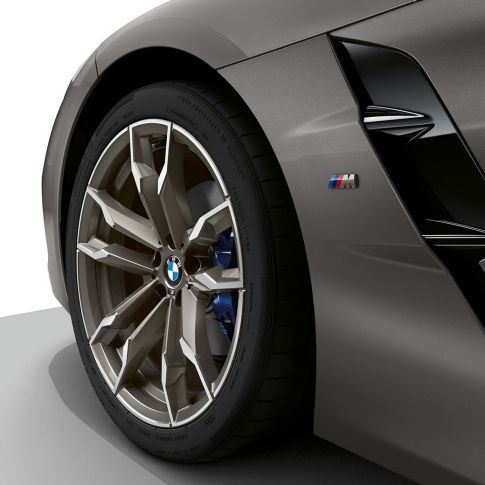 Jantele din aliaj uşor ale BMW Z4 M40i, G29 Imagine în prim-plan cu jantele din aliaj uşor şi prizele de aer „Air Breather” ale BMW Z4 M40i Roadster, G29, 2019, în Gri Frozen metalizat de la BMW Individual