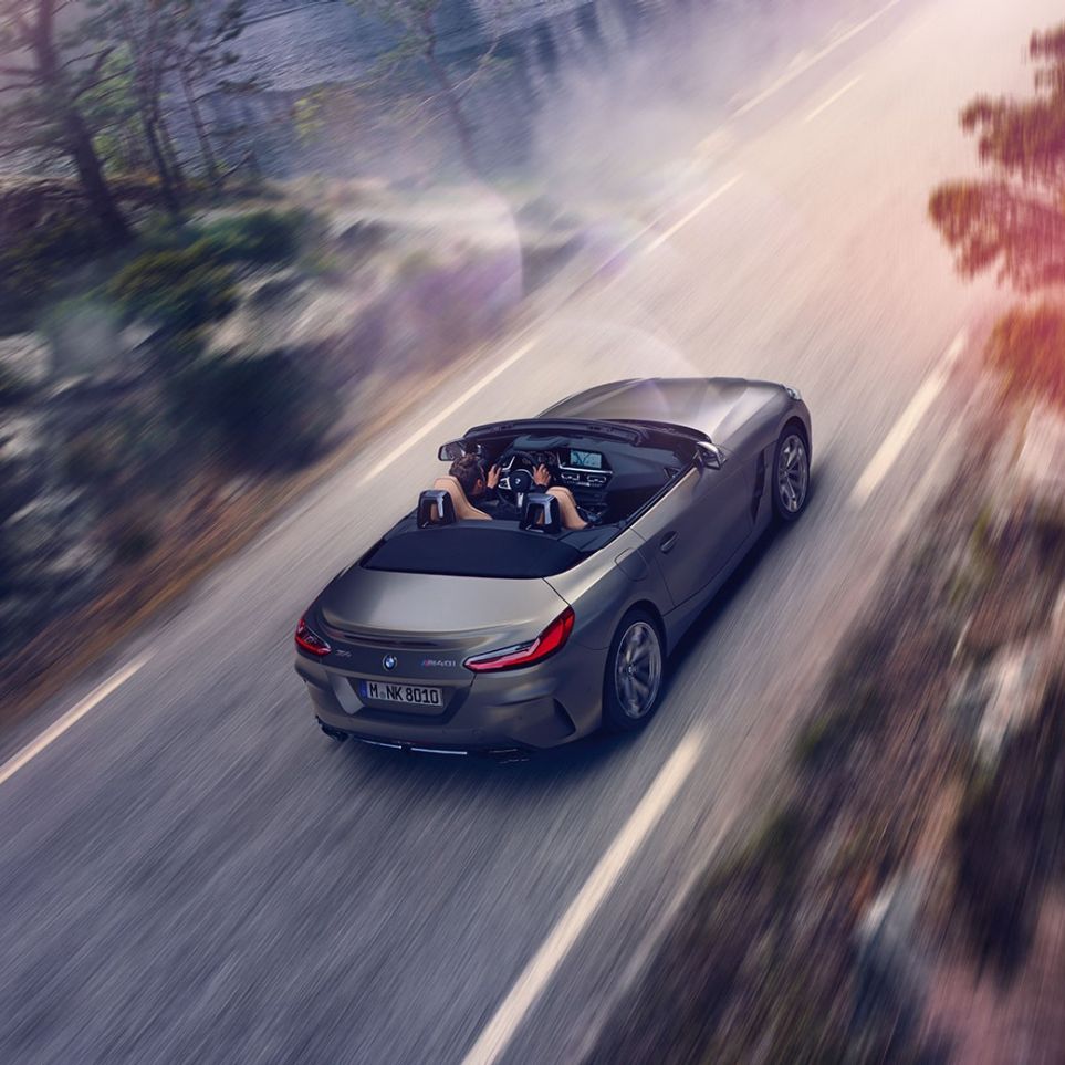 BMW Z4 M40i Cabriolet, G29, cu soft-top-ul deschis Imagine de sus cu BMW Z4 M40i Roadster Cabriolet, G29, 2019, în Gri Frozen metalizat de la BMW Individual, rulând cu soft-top-ul deschis