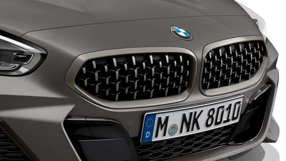 Grila frontală dublă cu design „Mesh” a BMW Z4 M40i Roadster Grilă frontală dublă cu design „Mesh” a BMW Z4 M40i Roadster, 2019, în Gri Frozen de la BMW Individual