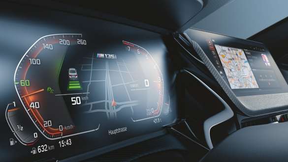 „BMW Live Cockpit Professional”. BMW M135i xDrive cu „BMW Live Cockpit Professional”.