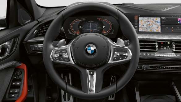 Direcţie M Sport. BMW M135i xDrive cu direcţie M Sport.
