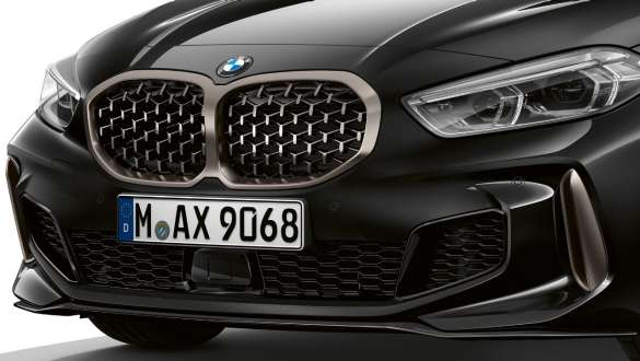 Grila radiatorului BMW cu design „Mesh”. BMW M135i xDrive în Negru Sapphire metalizat cu grila radiatorului BMW cu design „Mesh” în Gri Cerium.